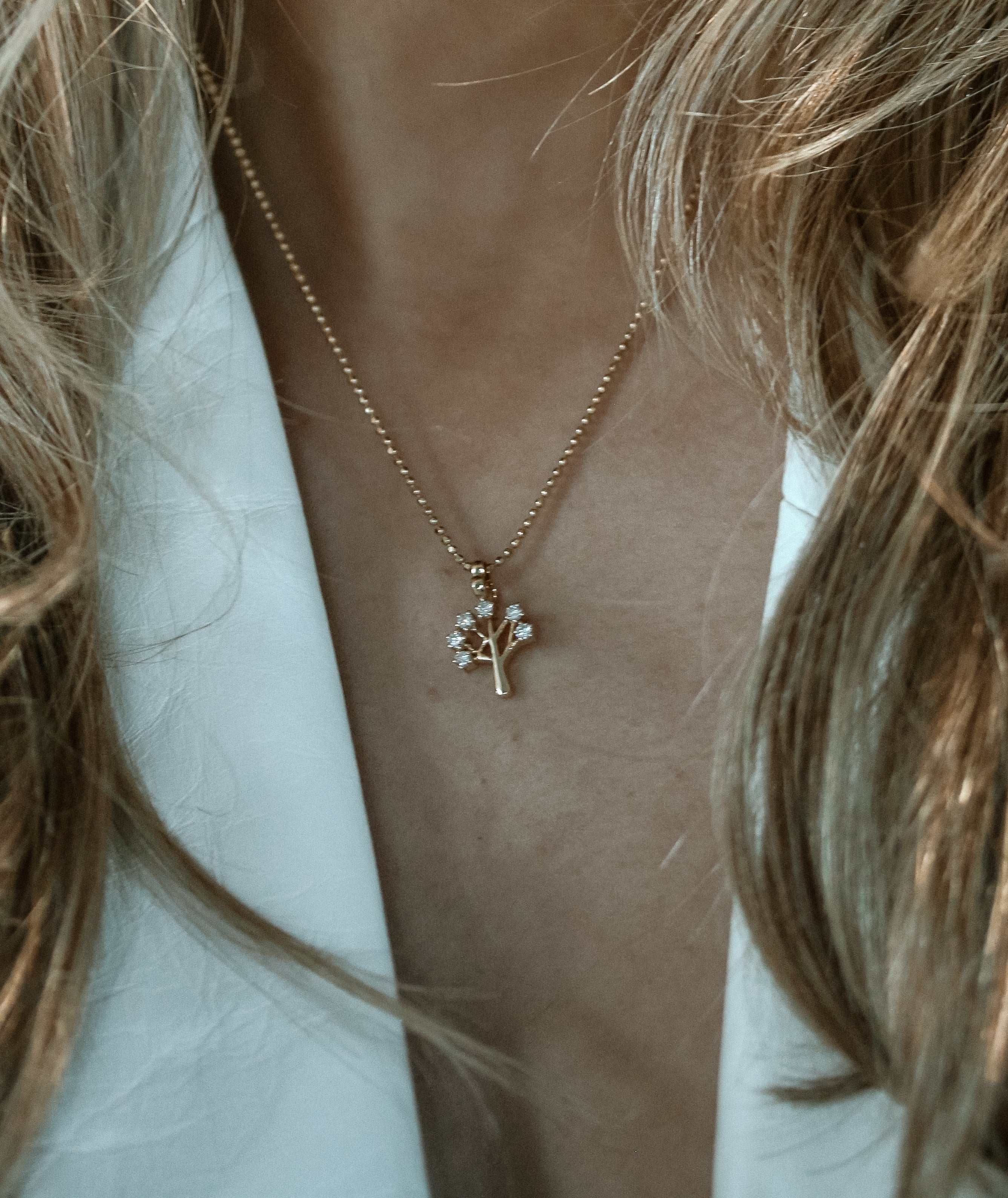 Diamond tree charm in 18k gold