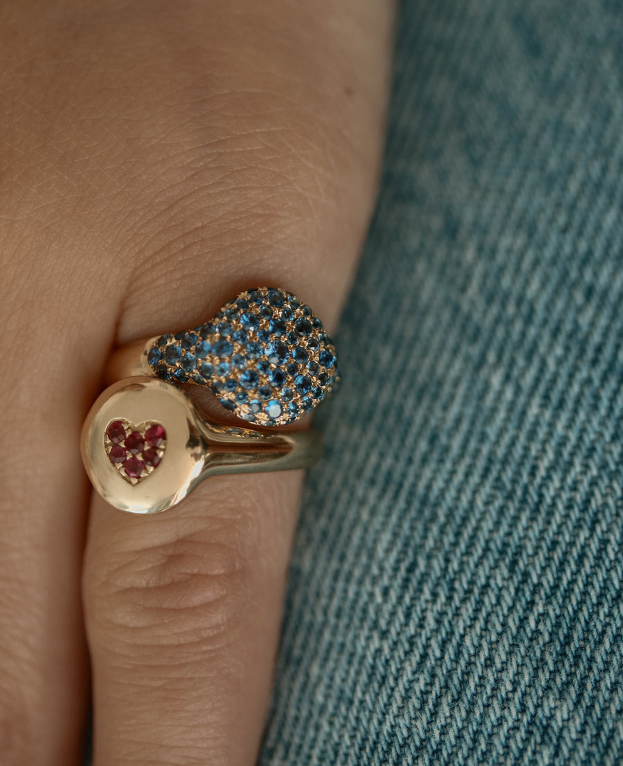 Blue Sapphire 'Sugar' Pinky Signet Ring in 18k Gold