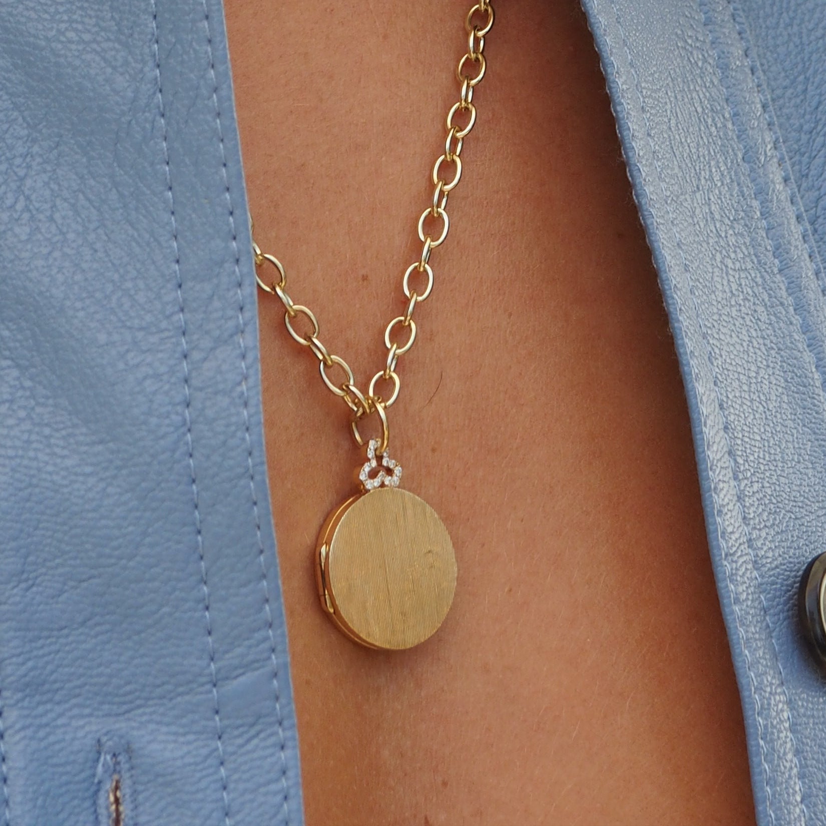 18k gold round classic locket