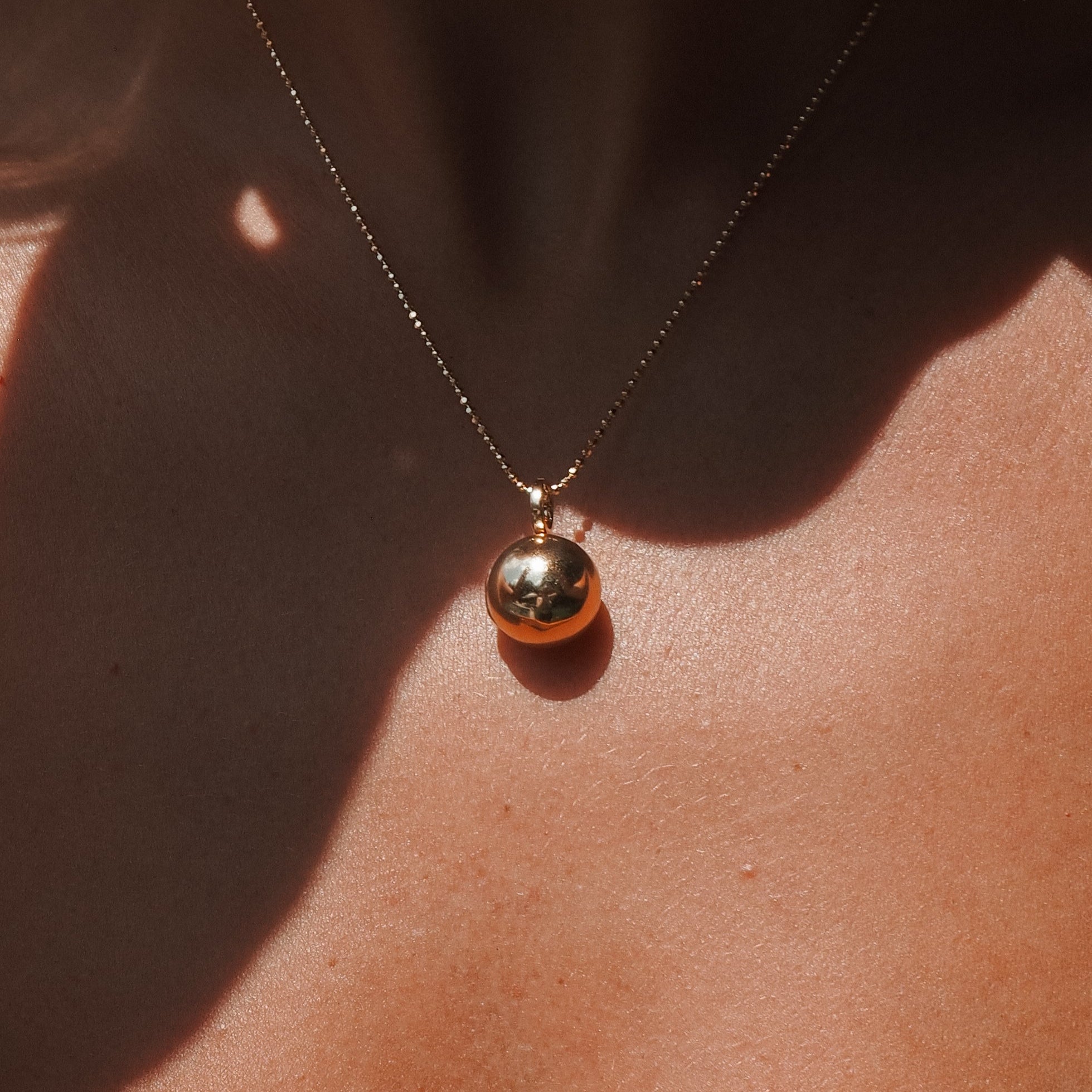 gold ball necklace in 18k gold 